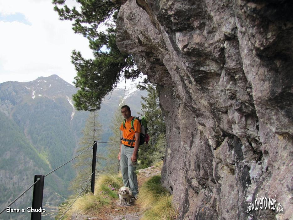 26 Il sentiero che porta al rifugio Calvi.JPG